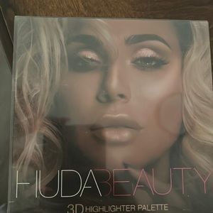 HUDA BEAUTY 3D highlighter palette